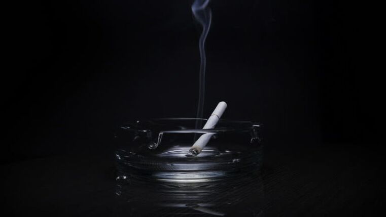 cigareta in kajenje med postom