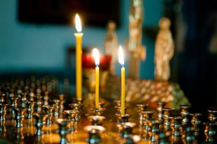 sveče v cerkvi in ​​kajenje med postom