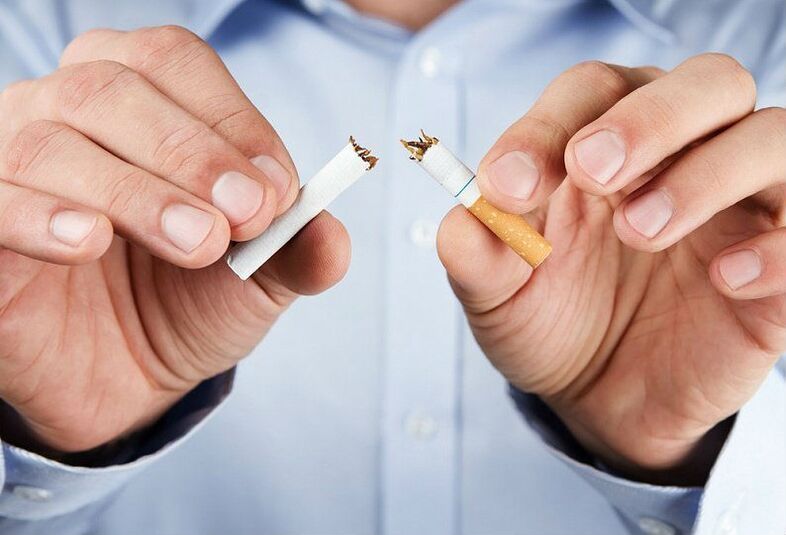 Moški razbije cigareto